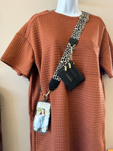 Load image into Gallery viewer, Clip &amp; Go Crossbody Phone Lanyard