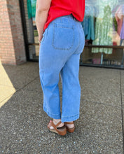 Load image into Gallery viewer, Light Wash Square Pocket Cropped Pant