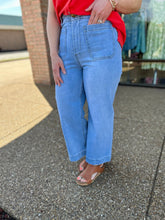 Load image into Gallery viewer, Light Wash Square Pocket Cropped Pant